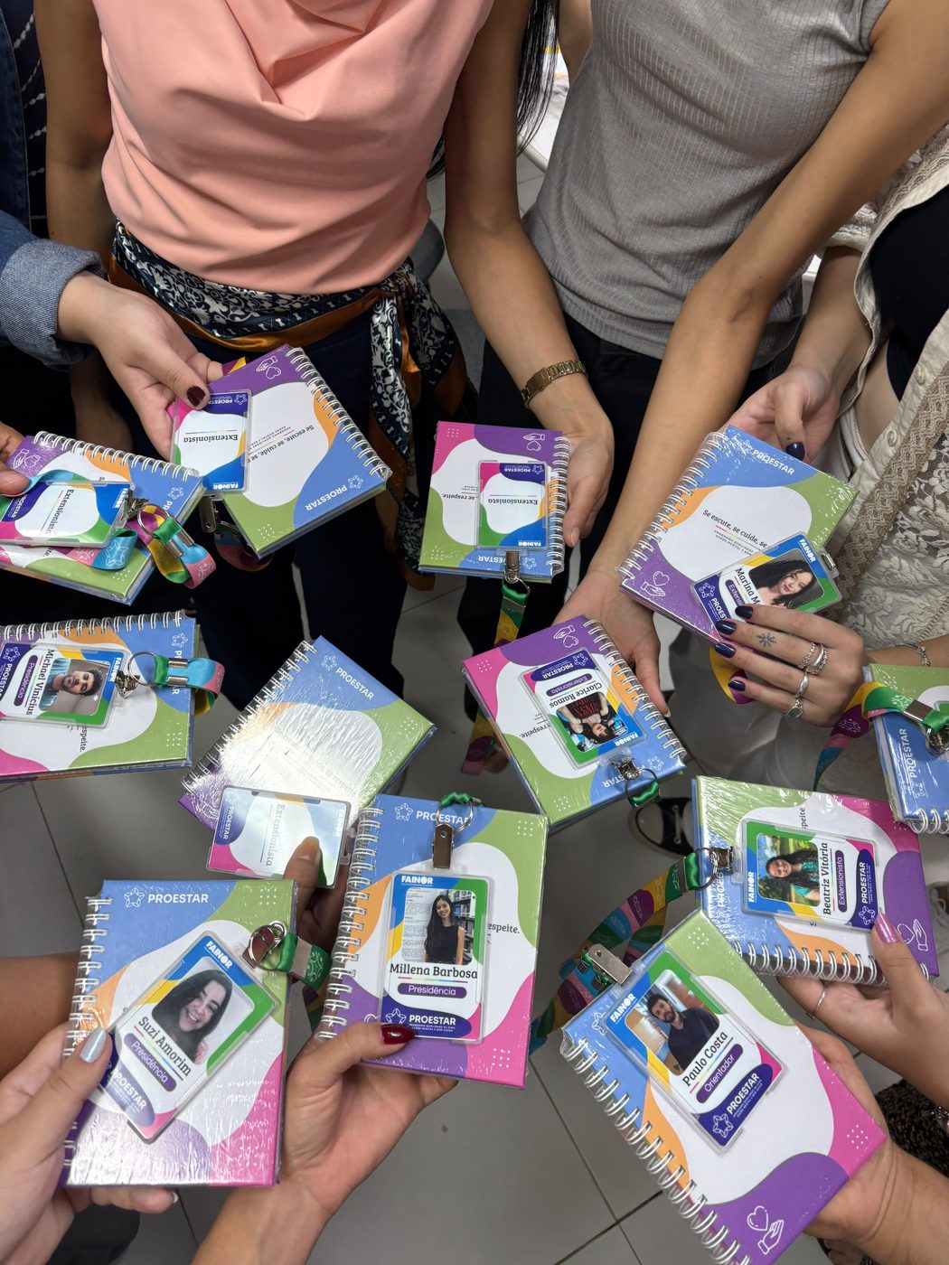 Crachás e cadernetas personalizadas do PROESTAR